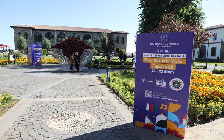Diyarbakır Valiliği: Sur Kültür Yolu Festivali'nde konserler iptal edildi