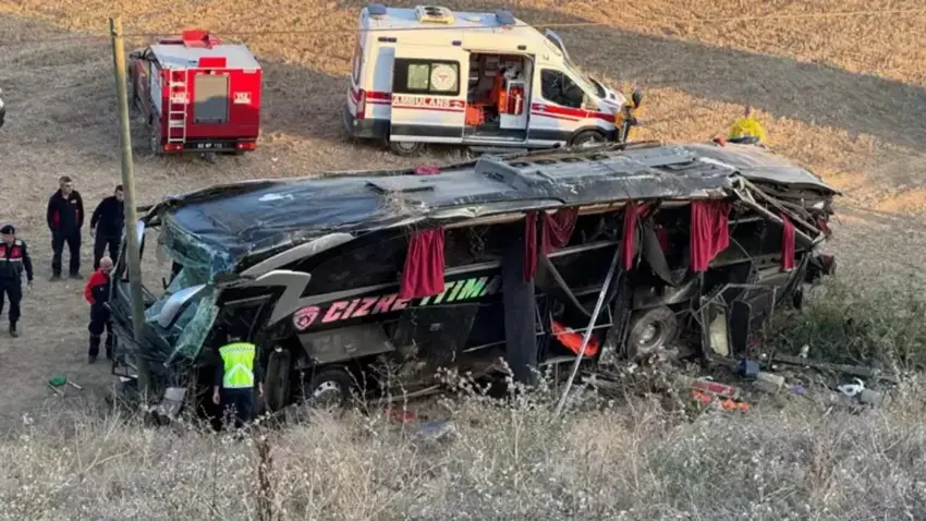 Otobusa rêwiyan wergeriya: Gelek birîndar hene!