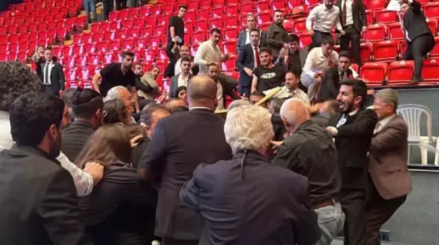 Li Ankara, di kongra baroyê de du grûbên parêzeran li hev xistin