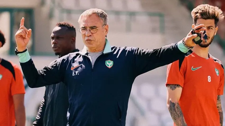 Ersun Yanal futbolcularinin adeta pestilini çikardi! Iste o görüntüler!