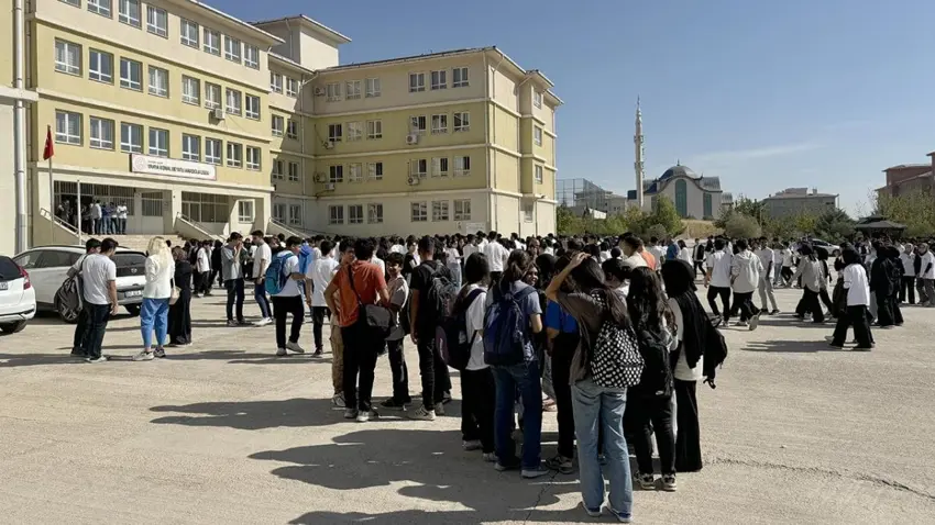 Li bajarê Meletiyê ji ber erdhejê 21 dibistan hatin tatîlkirin