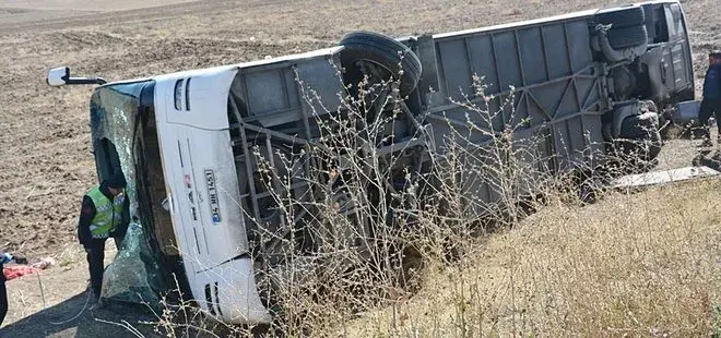 Otobusa geştiyarên Japonî digerand wergeriya: 22 kes birîndar bûn