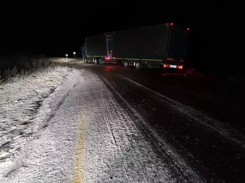 Rêya bajarê Ardaxan-Savsatê, ji ber cemedê TIR nikarin tê de herin