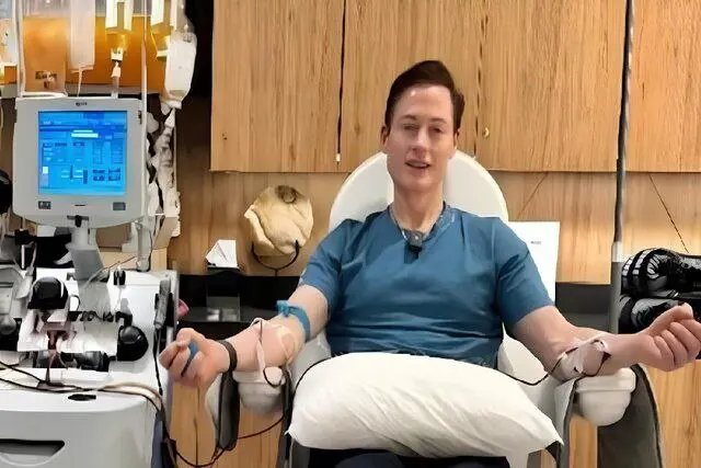 ئەو ملیاردێرە ئەمریکییە لە تەمەنی گەنجی دا پلازمای جەستەی خۆی گۆڕی!