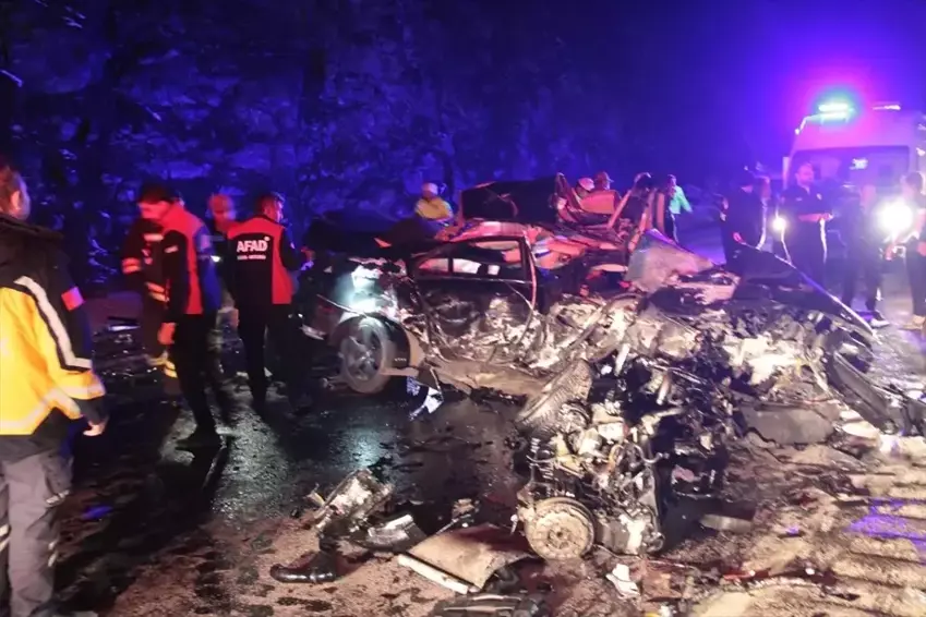 Li bajarê Ezirganê di qezayê de 3 kes mirin û kesekî birîndar bû