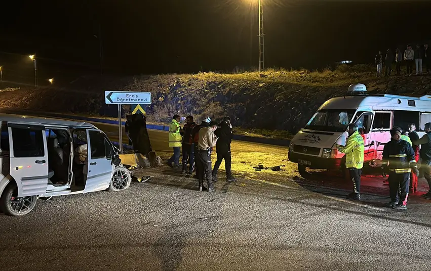 Wan | Mînîbus û otomobîlek li hevdu qelibîne: Mirî û birîndar hene