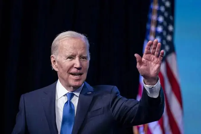 Biden ji bo hilbijartinên serokatiyê zû deng da