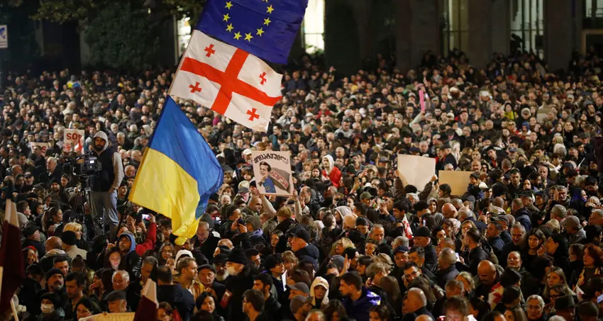 Gürcistan’da seçim sonucu ülkeyi gerdi! Cumhurbaskani da protestolara katildi!