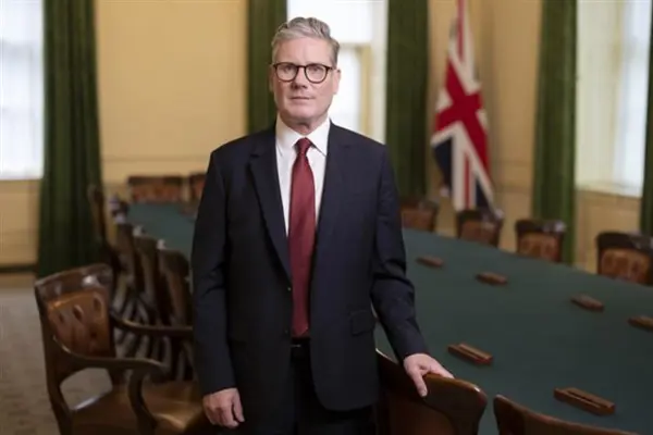 Starmer: “Brîtanya bifikar e ji ber Îsraîl qanûnên UNRWAyê binpê dike”