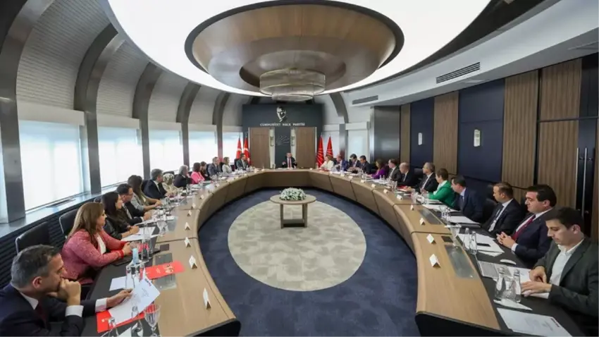 Rêvebiriya CHPê pistî binçavkirina Prof. Ahmet Özer li Îstenbolê dicive