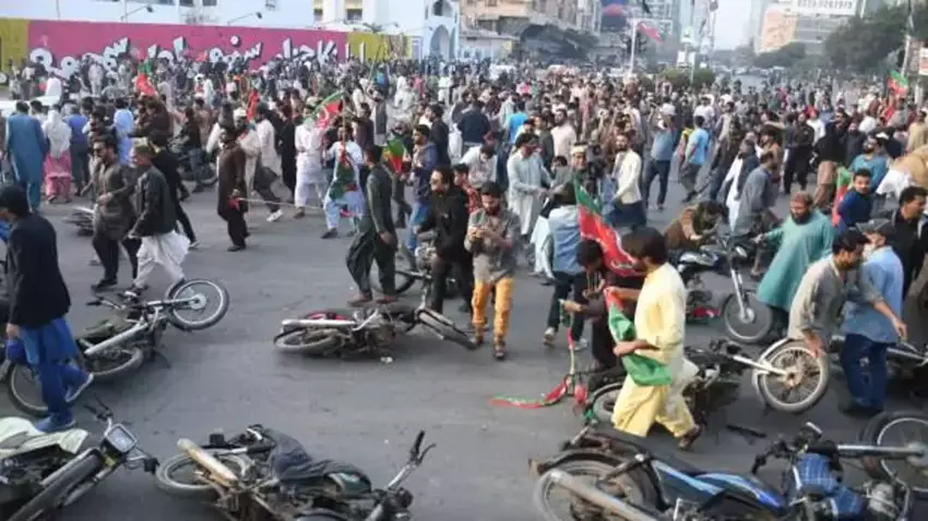 Li Pakistanê destekvanên Îmran Xan û polîs li hev xistin: 100 kesan binçavkirin