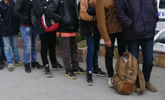 Mugla açiklarinda 25 düzensiz göçmen yakalandi