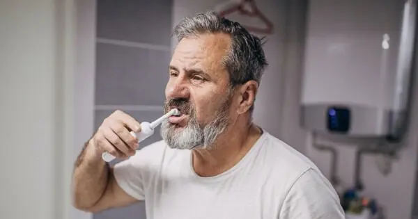 ئەگەر ددانەکانت نەشۆیت تووشی شێرپەنجەی مل دەبیت!