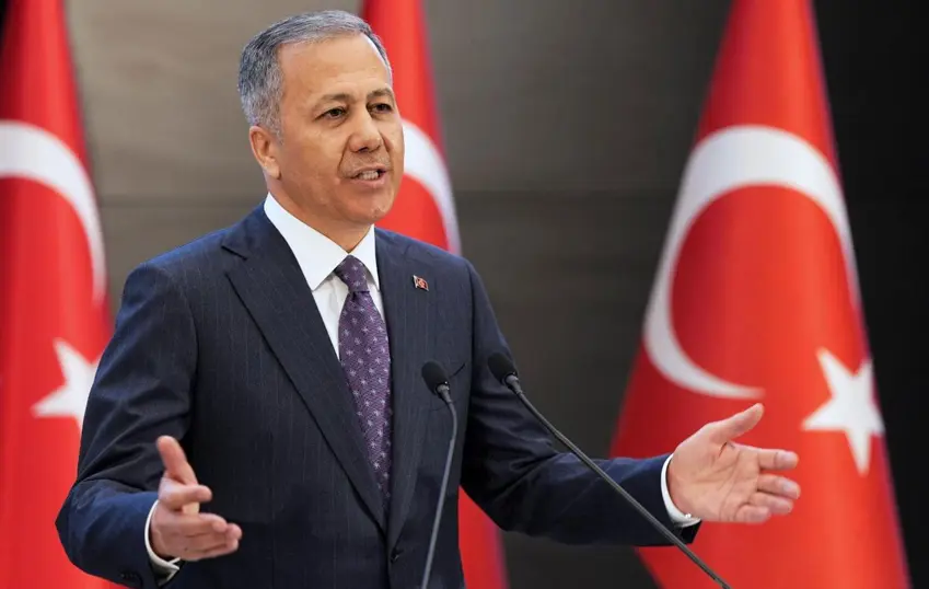 Daxuyaniya Yerlikaya ya der barê Ahmet Ozer de: “Rêveberê bajêr nikare bibe alîgirê terorê”