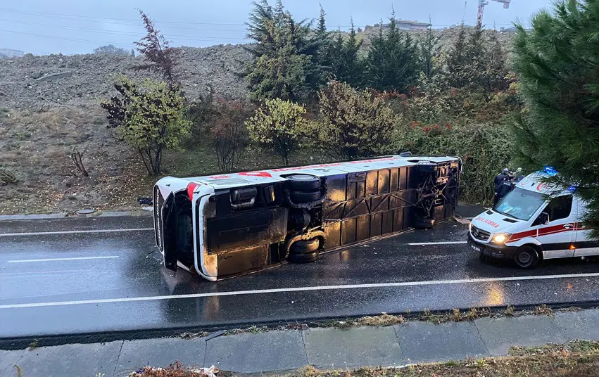 Yolcu otobüsü devrildi: 2 kisi hayatini kaybetti, 15 yarali!