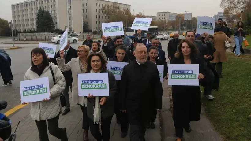 Parlamenterên DEM Partiyê ji meclisê berev Wezareta Karên Navxweyî mesiyan