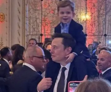 ڕۆژنامەی کەیهانی ئێران : ئیلۆن ماسک منداڵەکانی لەسەر شان هەڵدەگرێت، کەسایەتییە ناودارەکانمان سەگ و پشیلە لە باوەش دەگرن