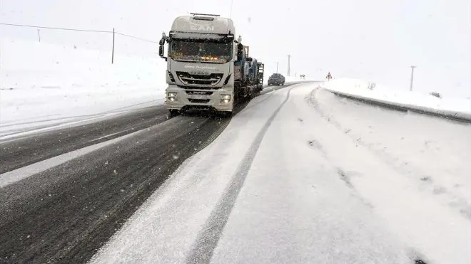 Rêyên navça Damal-Posof û Ardahan-Ardanuçê ji ber cemedê ji trafîkê re hatin girtin
