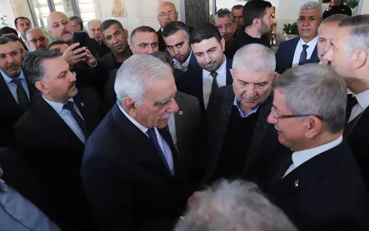 Ahmet Davutoglu li Mêrdînê bi Ahmet Turk re hevdîtin kir