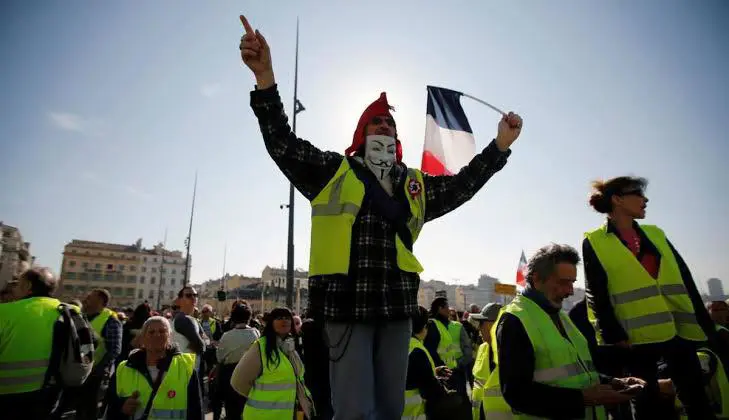 Sari yelekliler Fransa’da sokakta! "Macron istifa" sloganlari!