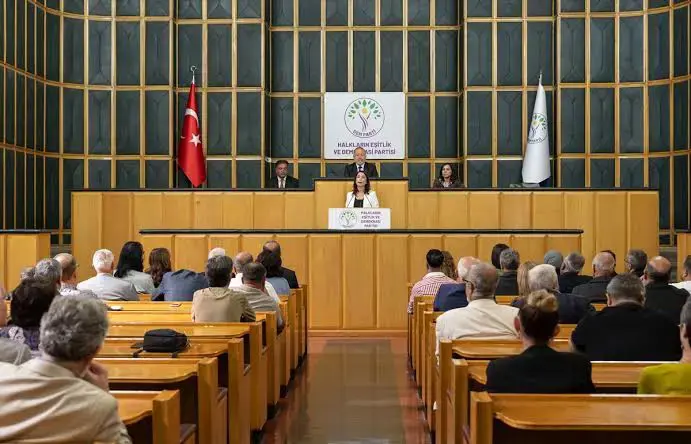 Pêsnûmeya DEMê ya têkildarî qeyûman hat redkirin