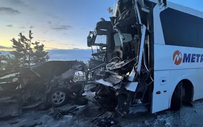 Yolcu otobüsü dahil 3 araç birbirine girdi: 30 yaralı! 