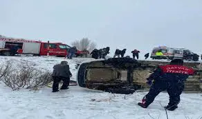 Li Tetwanê, ji ber cemeda rê otomobil gêrî derveyê rê bû: 4 birîndar