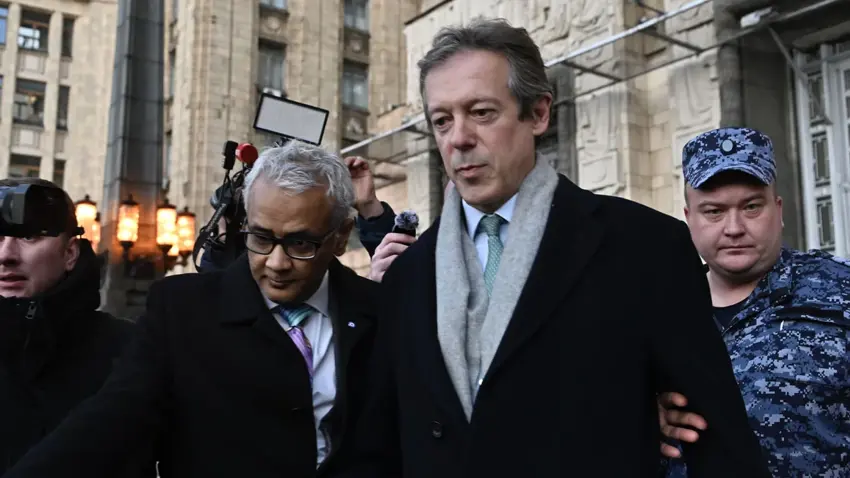 Rûsya dîplomatekî Îngîltere dersînor dike