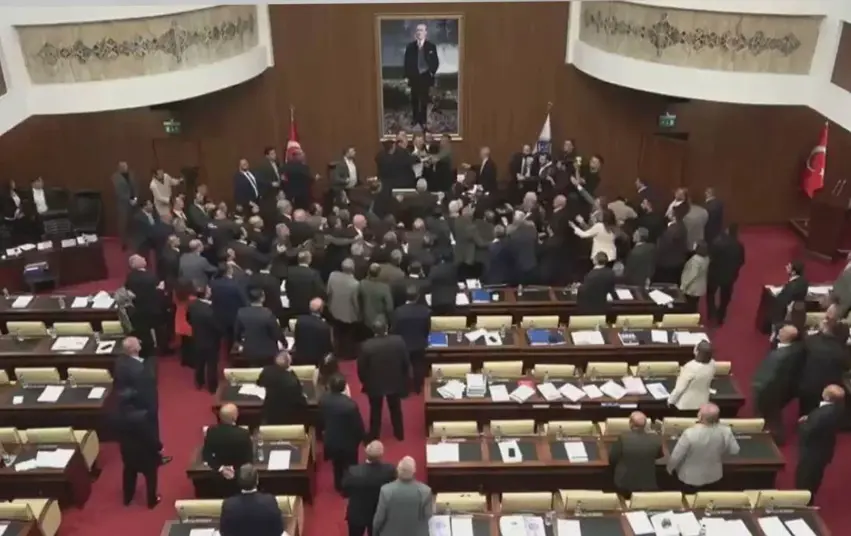 Di meclisa saredariya Ankara de bi kulma li gev xistin