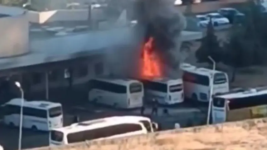 Agir, ji nîşke ve bi otobusa li otorogarê parkkirî ket û otobus bi temamî şewitî