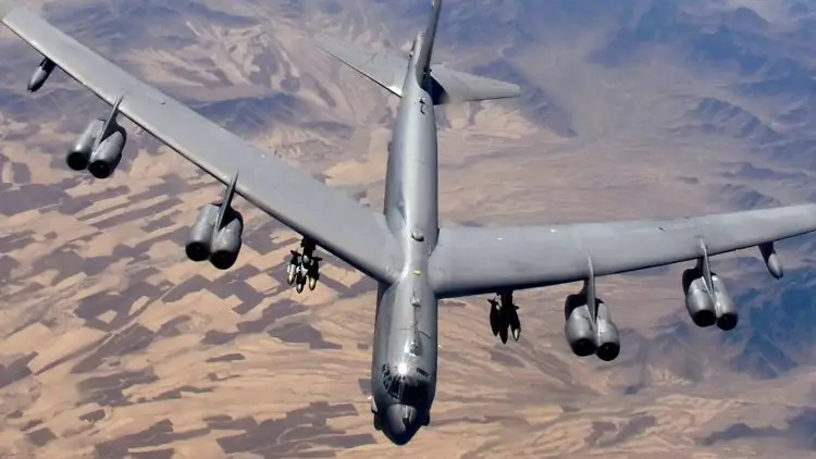 Amerîka balafirên xwe yên bombardimanê li Îngilîstanê bi cih dike