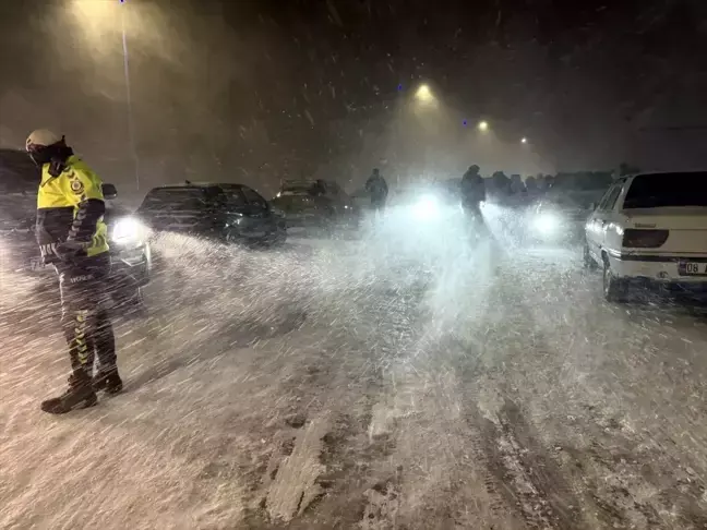Li Ardaxanê 16 kesên ku di berfê de asê mabûn hatin rizgarkirin