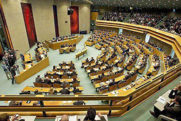 پەرلەمانی هۆڵەندا دەنگی دا لەسەر دوو پڕۆژە بڕیار بۆ پشتیوانی ڕۆژئاوای کوردستان و پێکهاتەکانی سووریا و چەسپاندنی سیستمێکی دیموکراسی لەو ووڵاتەدا.