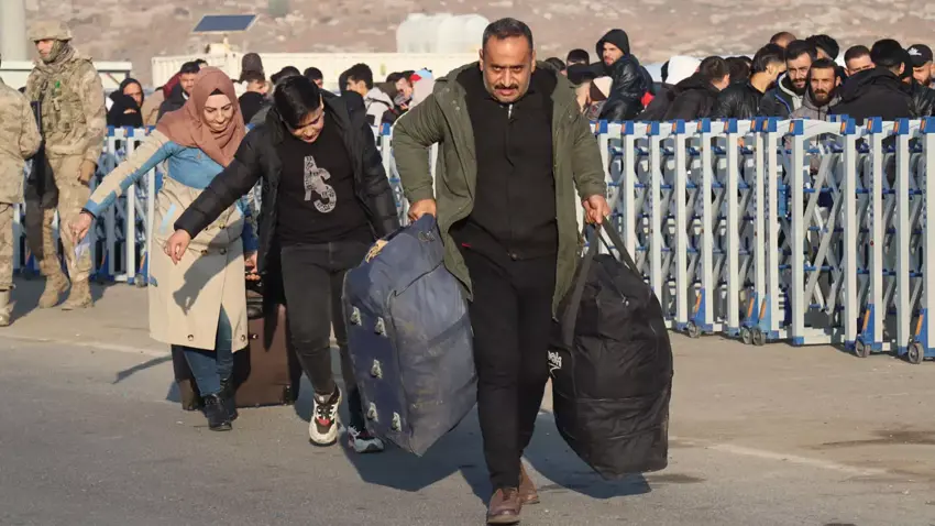 Ali Yerlikaya, Esad sonrasi geri dönen Suriyeli sayisini açikladi