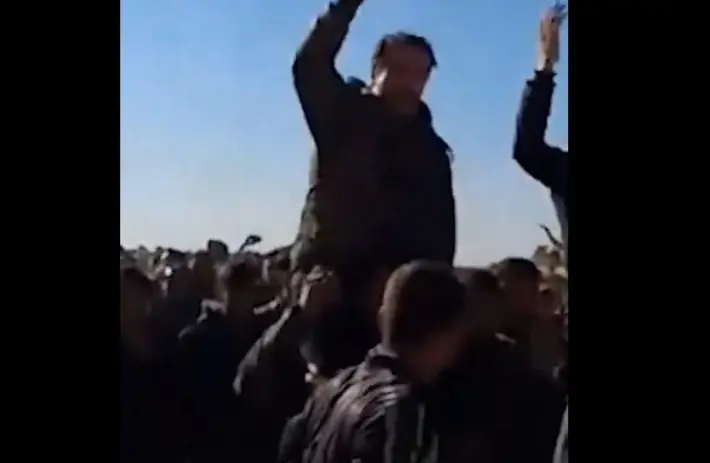 Leskerên Sûriyê yên ku reviyabûn Iraqê xwepêsandanê dikin