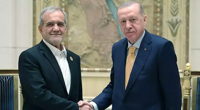 Erdogan li Qahîre bi serokkomarê Îranê Pezeskiyan re hevdîtnekî pêkanî