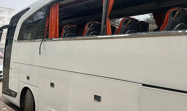 Kesê li Xarpêtê otobusekî revand, otobusê li 6 erebeyan û 2 kargehan xist