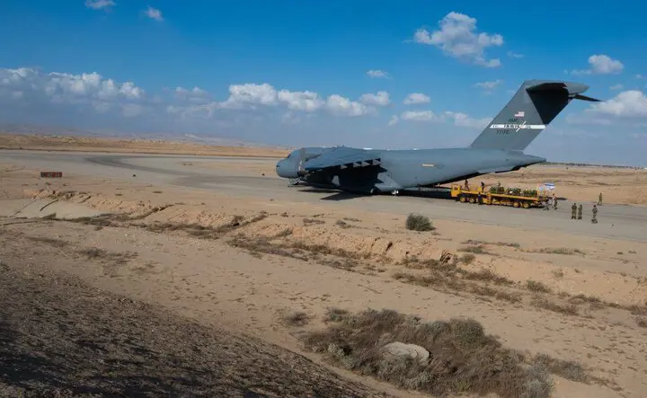 فڕۆکەیەکی گەورەی بارهەڵگری سەربازی ئەمریکا، بڕیکی زۆری چەک و پێویستی سەربازی گەیاندە ڕۆژئاوا