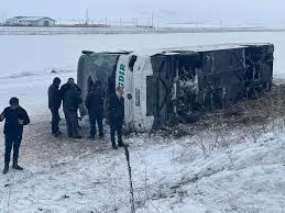 Di encama wergêra otobusekî li bajarê Qersê, 23 kes birîndar bûn