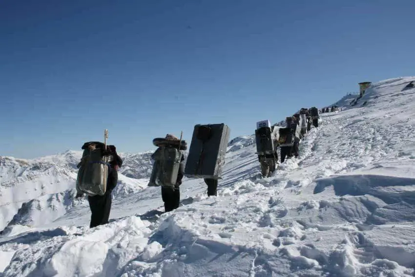 سەقز؛ گرفتاربوونی کۆمەڵێک لە کۆڵبەران لە بەفر و بۆران دا