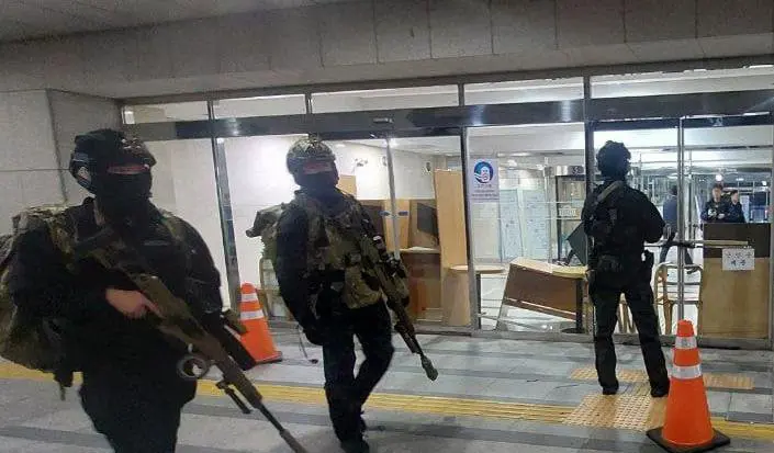 کۆریای باشوور : بۆچی سەرۆک کۆمار یاسای سەربازی و قەدەغەی هاتن وچوونی ڕاگەیاند ؟