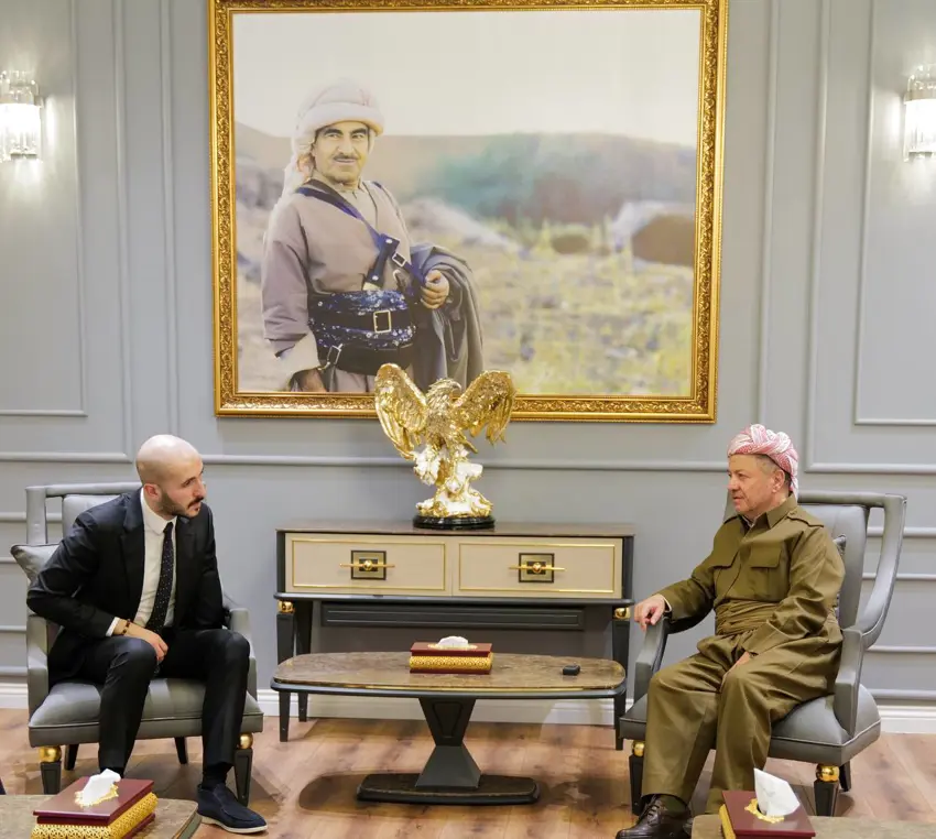 Mesud Barzani, sehit Pesraw Dizayi'nin oglu ve kardesini kabul etti