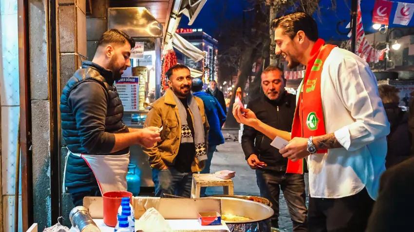 Amedsporlu futbolcular sokaga indi halka maç bileti dagitti