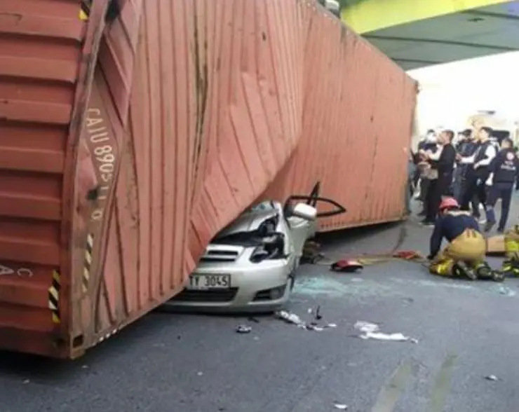 TIR li pira peyayan xist û ket ser otomobîlê: 4 kes mirin