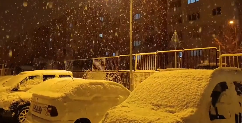 Li bajarê Wanê di meha Adarê de berf dibare