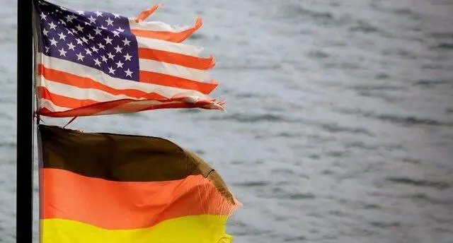 کەشتییەکی جەنگی ئاڵمانی بە هەڵە هێرشی کردە سەر فڕۆکەیەکی بێفڕۆکەوانی ئەمریکی