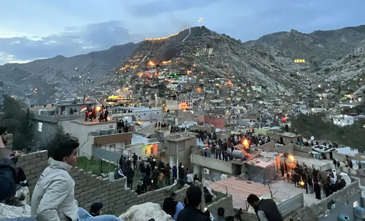 Pîrozbahiyên Newroza Akrê dest pê kir: Serokwezîr Barzanî û gelek nûnerên welatan besdariyê dikin