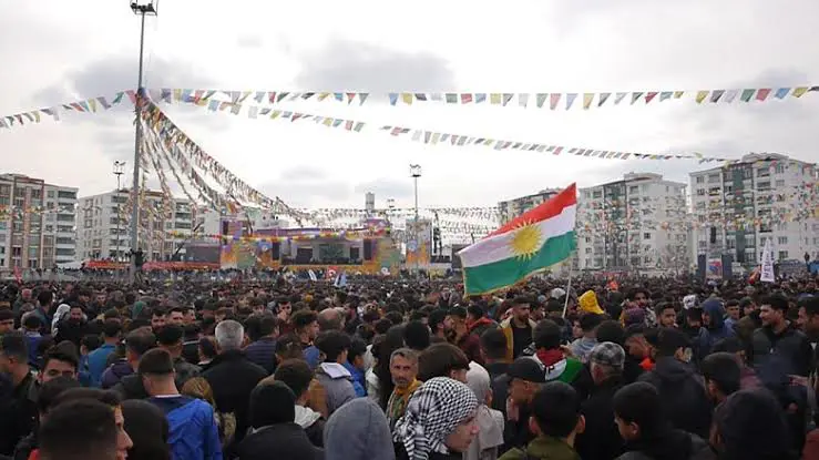 Diyarbakir'da halk Newroz kutlamasi için alani doldurdu