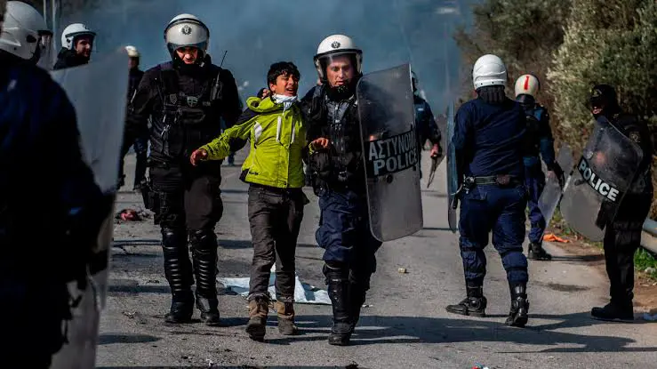 Yunanistan'da polis ile göçmenler arasinda arbede çikti