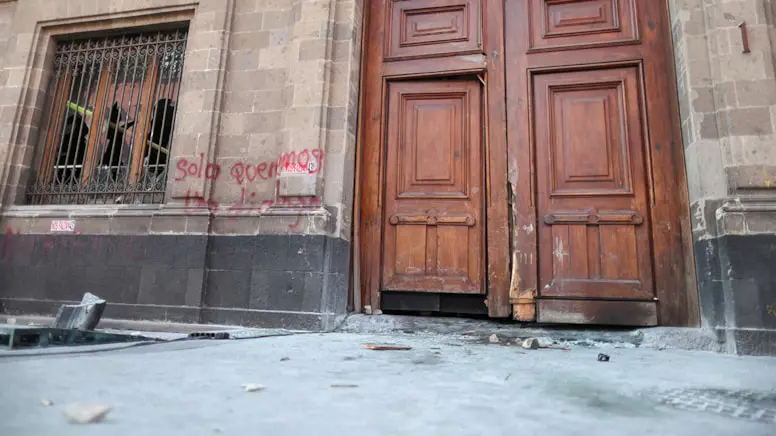 Xwepêsanderan li Meksîkayê deriyê Qesra Neteweyî sikandin